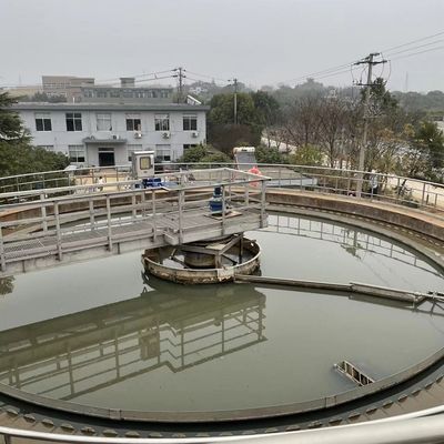 Zbiornik sedymentacyjny z półmostkiem ze stali nierdzewnej z napędem peryferyjnym