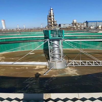 Zbiornik sedymentacyjny z półmostkiem ze stali nierdzewnej z napędem peryferyjnym