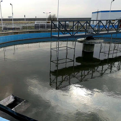 Zbiornik sedymentacyjny z półmostkiem ze stali nierdzewnej z napędem peryferyjnym