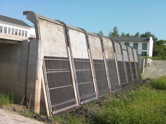 Mechaniczny ekran zabezpieczający przed wodą używany do stacji pomp rzecznych