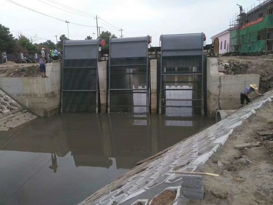 Mechaniczny ekran zabezpieczający przed wodą używany do stacji pomp rzecznych