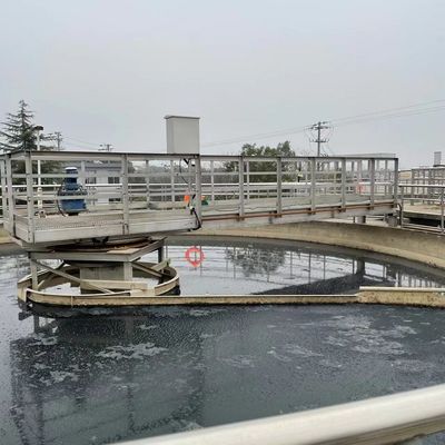 Zbiornik sedymentacyjny z półmostkiem ze stali nierdzewnej z napędem peryferyjnym