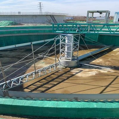 Zbiornik sedymentacyjny z półmostkiem ze stali nierdzewnej z napędem peryferyjnym