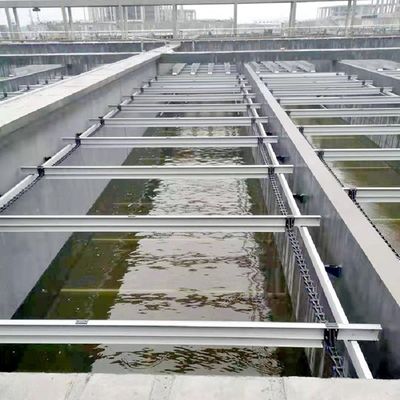 Niemetalowy zgarniacz szlamu łańcuchowego w zbiorniku sedymentacyjnym szlamu