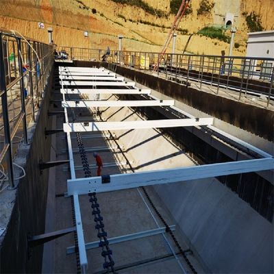 Niemetalowy zgarniacz szlamu łańcuchowego w zbiorniku sedymentacyjnym szlamu