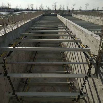 Niemetalowy zgarniacz szlamu łańcuchowego w zbiorniku sedymentacyjnym szlamu