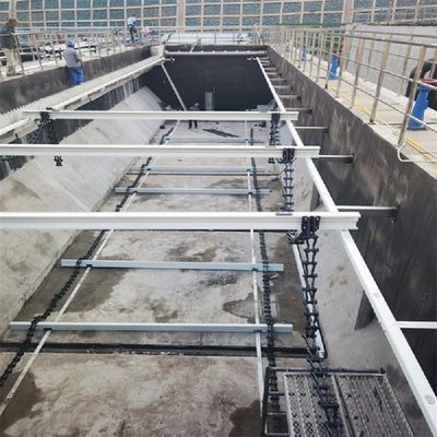 Niemetalowy zgarniacz szlamu łańcuchowego w zbiorniku sedymentacyjnym szlamu